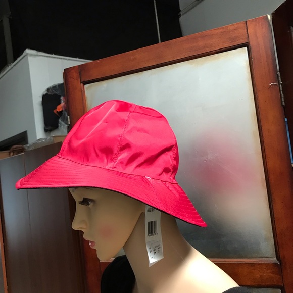 REVERSIBLE RAIN HAT BASIC PINK & BLACK - Picture 3 of 3